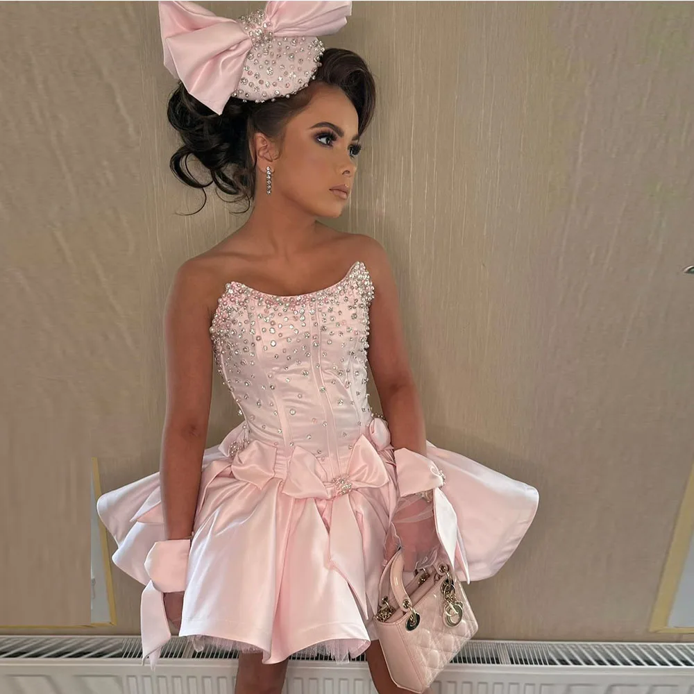 فستان كوكتيل قصير قصير من الساتان الوردي على شكل حرف A فستان كوكتيل بدون حمالات مطرز بالخرز للحفلات الراقصة بدون أكمام مع فيونكة #1
