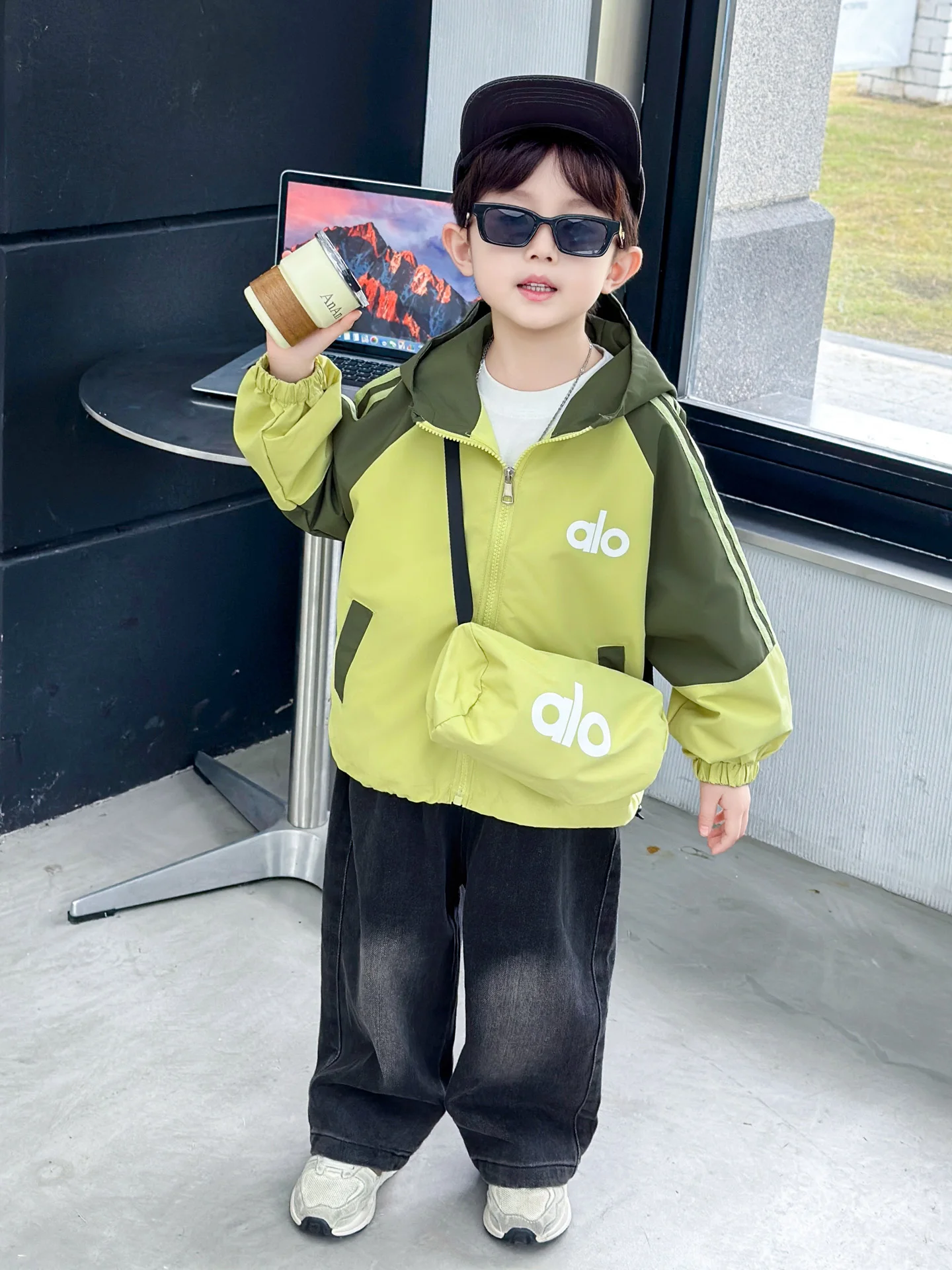 

Крутая демисезонная тонкая куртка с капюшоном для мальчиков, новинка 2025 года, корейский стиль, модная молодежная ветровка из полиэстера, повседневное пальто