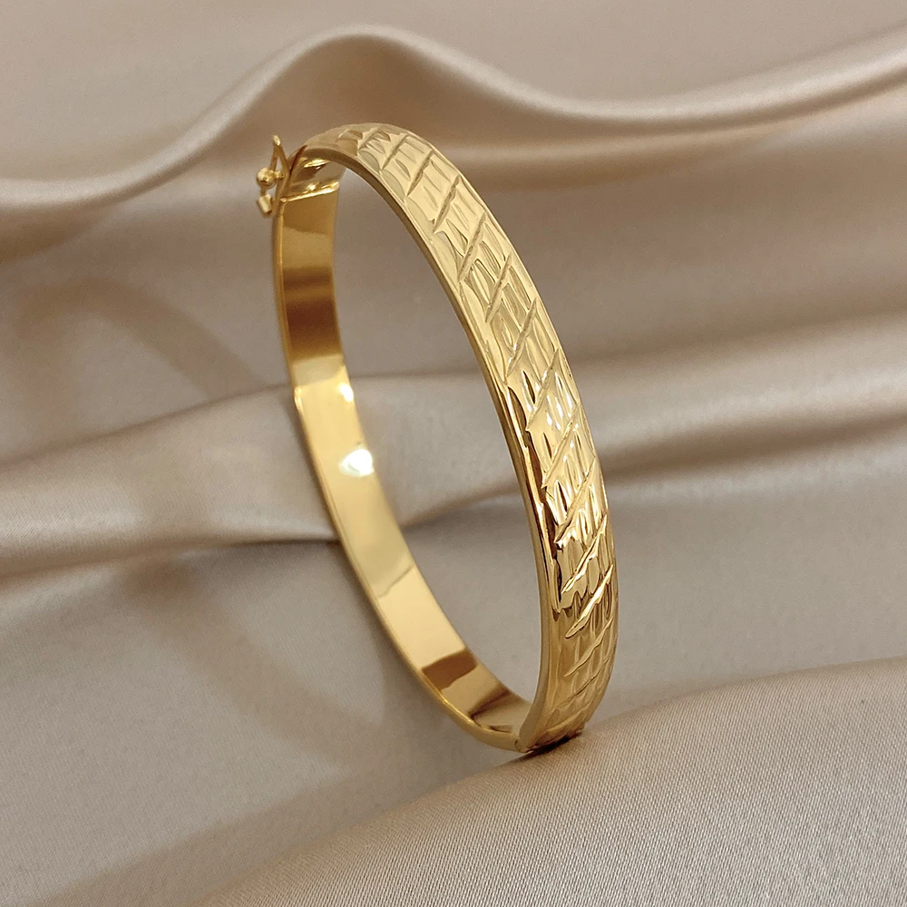 Vintage Hohlmuster Edelstahl-Armband für Damen, Diagonale Gravur, Goldfarben, Wasserdicht, Federarmreif, Zarter Damenschmuck – Detail 4
