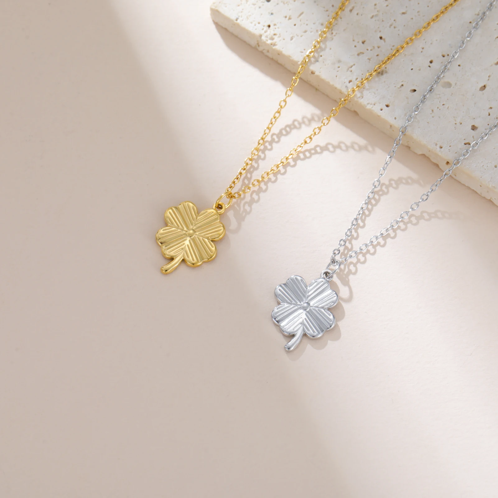 

Kkjoy Four Leaf Clover Necklace Elegant Design Lucky Elements Suitable Dating Dining Traveling Holiday Gifts Women Jewelry Taste