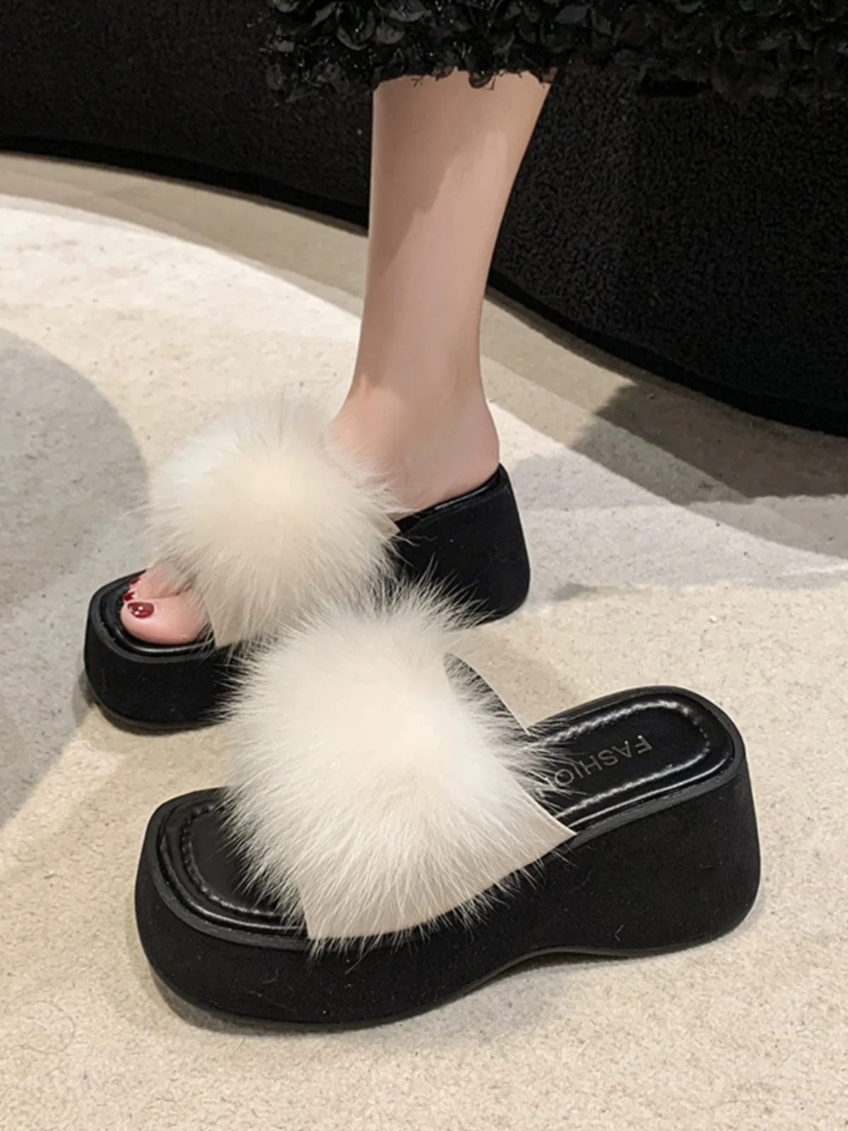 

Женские шлепанцы из флока, на платформе