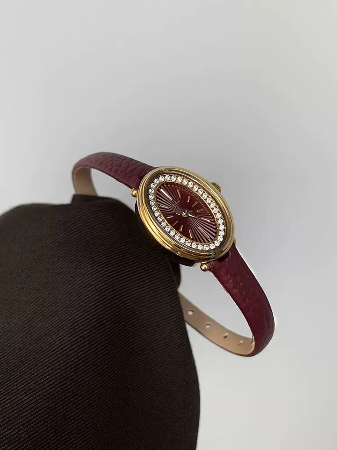 Women Quartz Watch Luxury Oval Shaped Diamond Reloj Vintage Red Clock Ladies Orologio Gold Dial Black Leather Strap Wristwatch