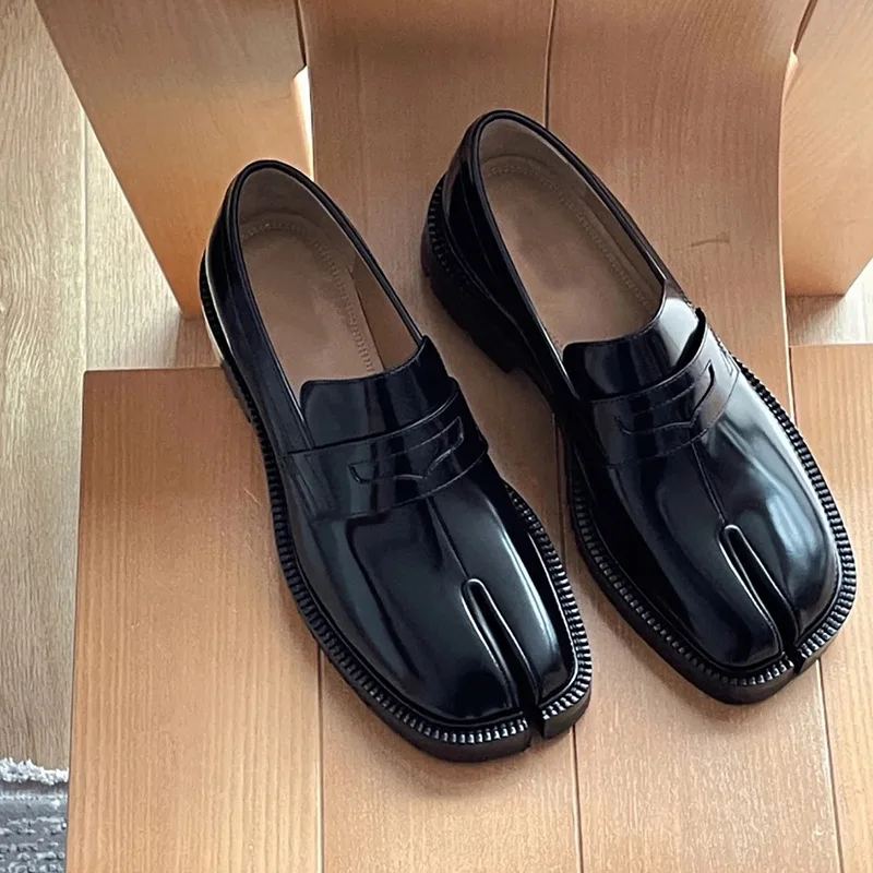 Women's Tabi Shoes 2026 Split Toe Flats British Style Leather Shoes Women Fashion Marry Janes Pig Hoof Shoes Woman Loafers view 5