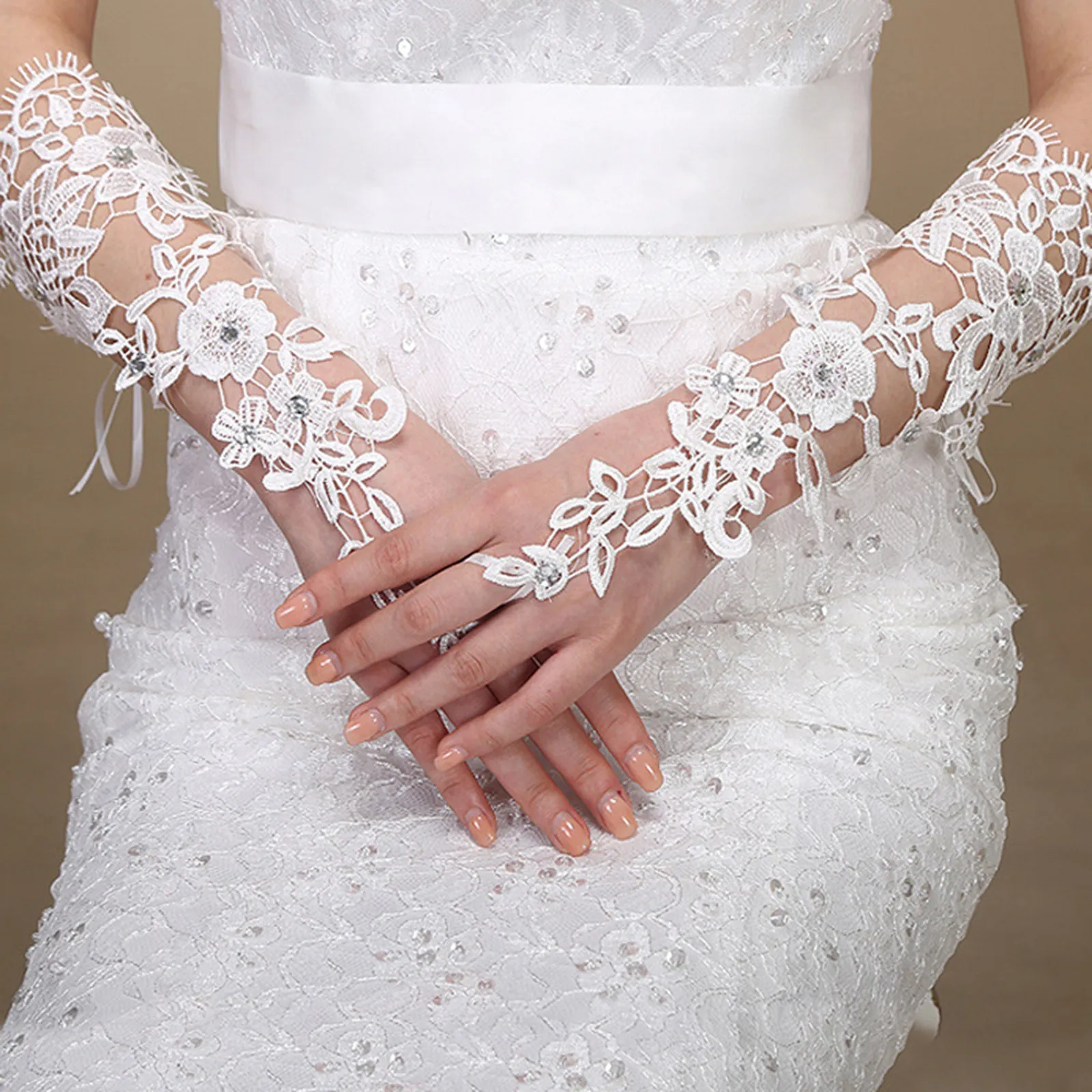 

1Pair Long Lace Bridal Gloves Half Arm Coverage Exquisite Flower Design Elegant Lolita Wedding Dress Accessories White