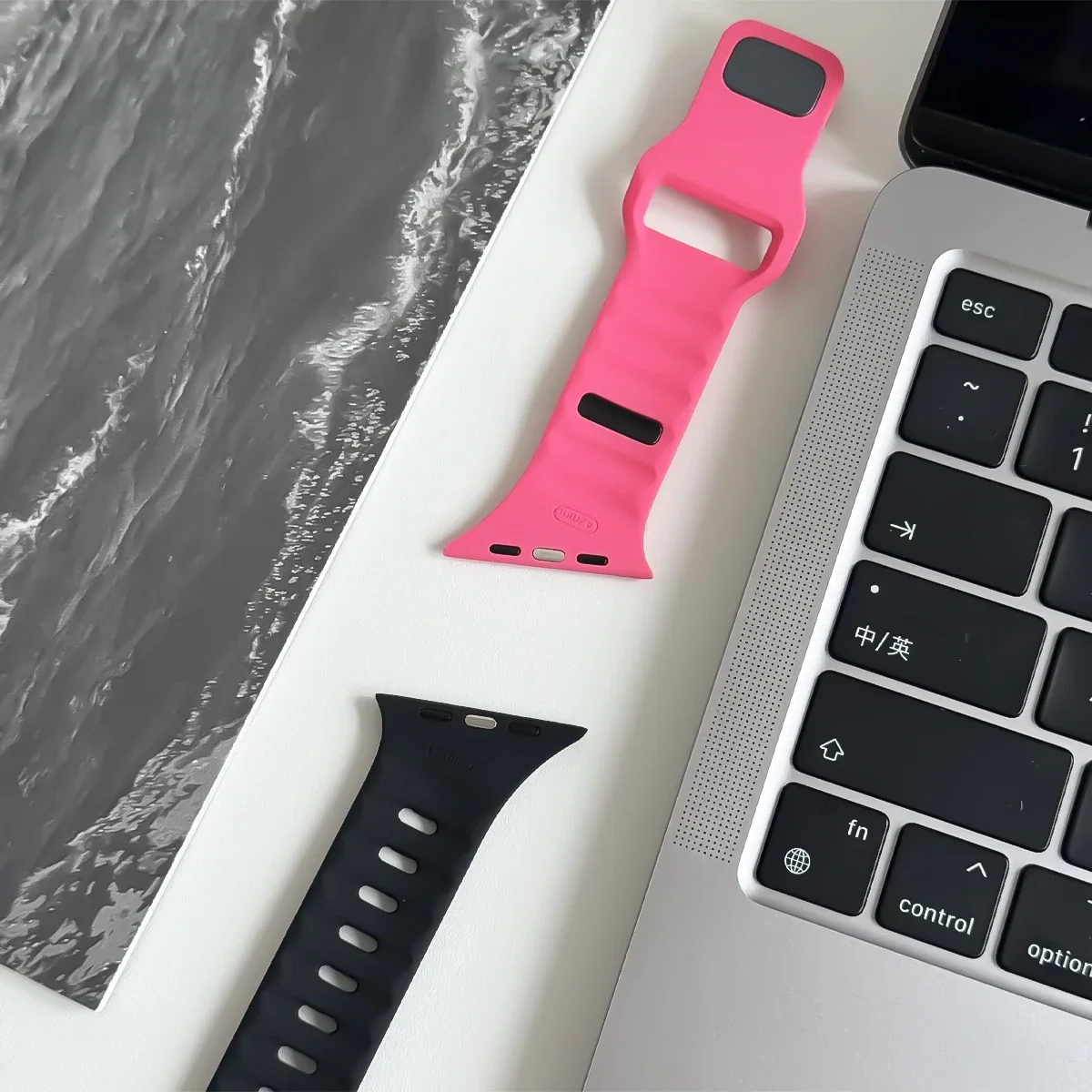 Silikon-Sportarmband für Apple Watch Ultra 3/2 49mm 42 44 38 40 41mm Zweifarbiges Verstellbares Armband für iWatch S11 10 9 8 7 6 SE3 Gürtel – Detail 4