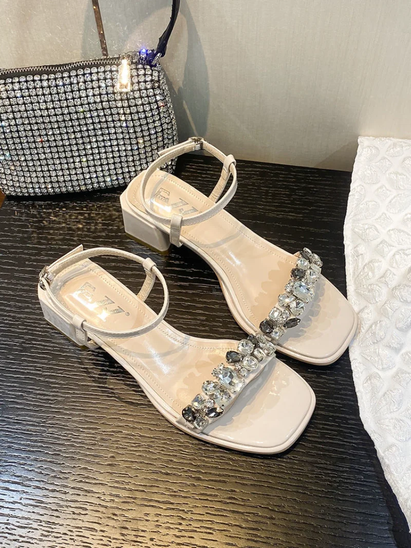 Sandali da donna con tacchi medi estate 2024 scarpe da donna fibbie calzature Crystal Square elegante offerta prezzo basso quotidiano