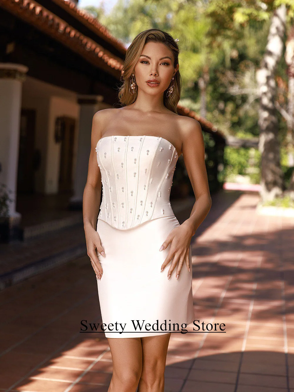 2 في 1 فستان زفاف مخصص بدون حمالات بدون أكمام لؤلؤ علوي A Line سويب تراين A Line فستان زفاف الأورجانزا للعروس