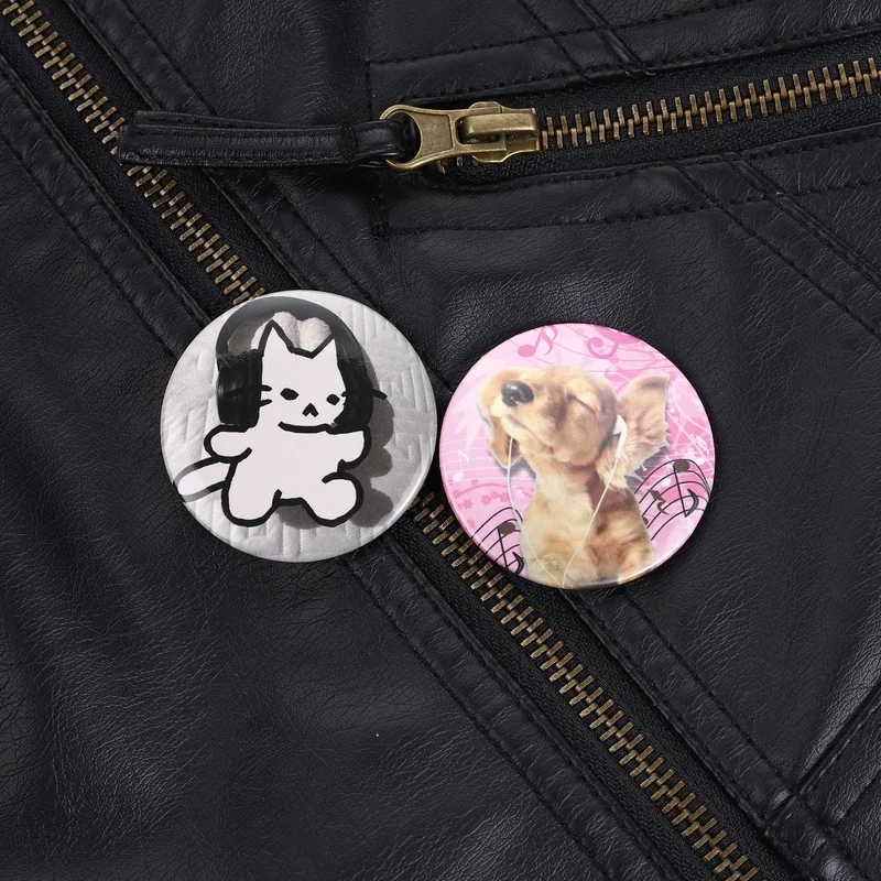 Happy Singing Cat Pin Cat with Headphones and Music Note Design Funny Pet Accessory for Cat Lovers Music Enthusiasts Casual Styl