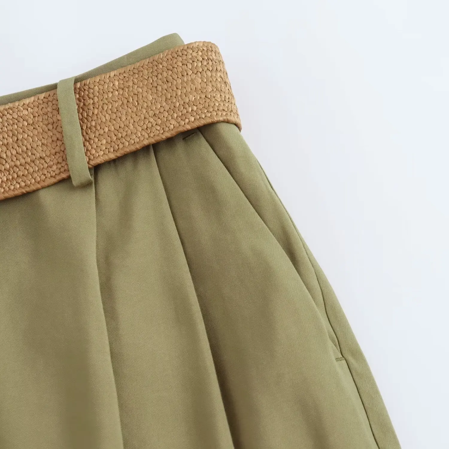 สินค้าใหม่ประจำฤดูร้อนปี 2025 กางเกงขาสั้นลำลองผู้หญิง สไตล์สบายๆ มีเข็มขัด ทรงหลวม เรียบง่าย จีบระบาย รุ่น 8372/444