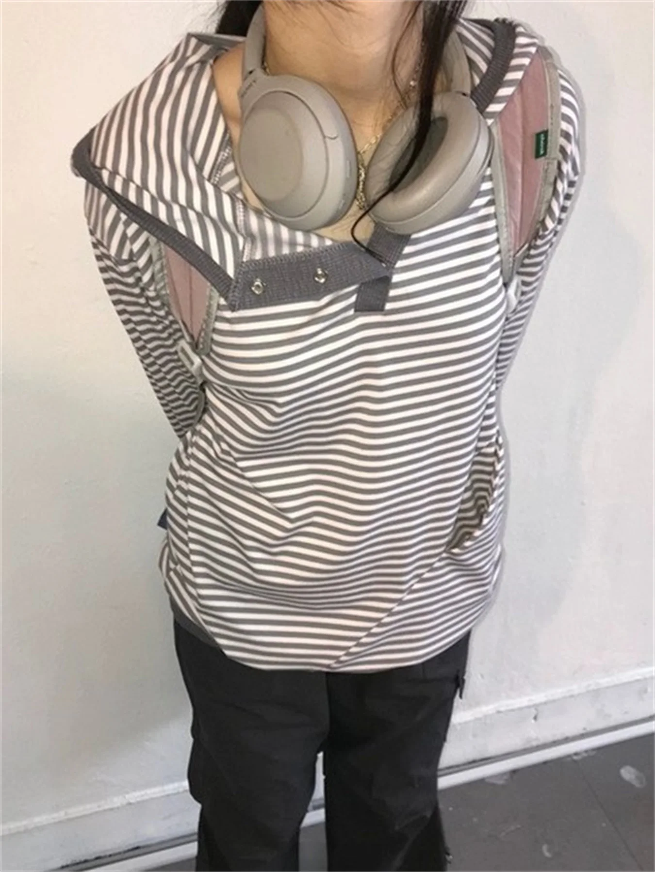 Ins Harajuku-Stil, verdeckte Knopf-Kapuze, langärmeliges, gestreiftes Oberteil, lässiges Damen-T-Shirt mit Kapuze