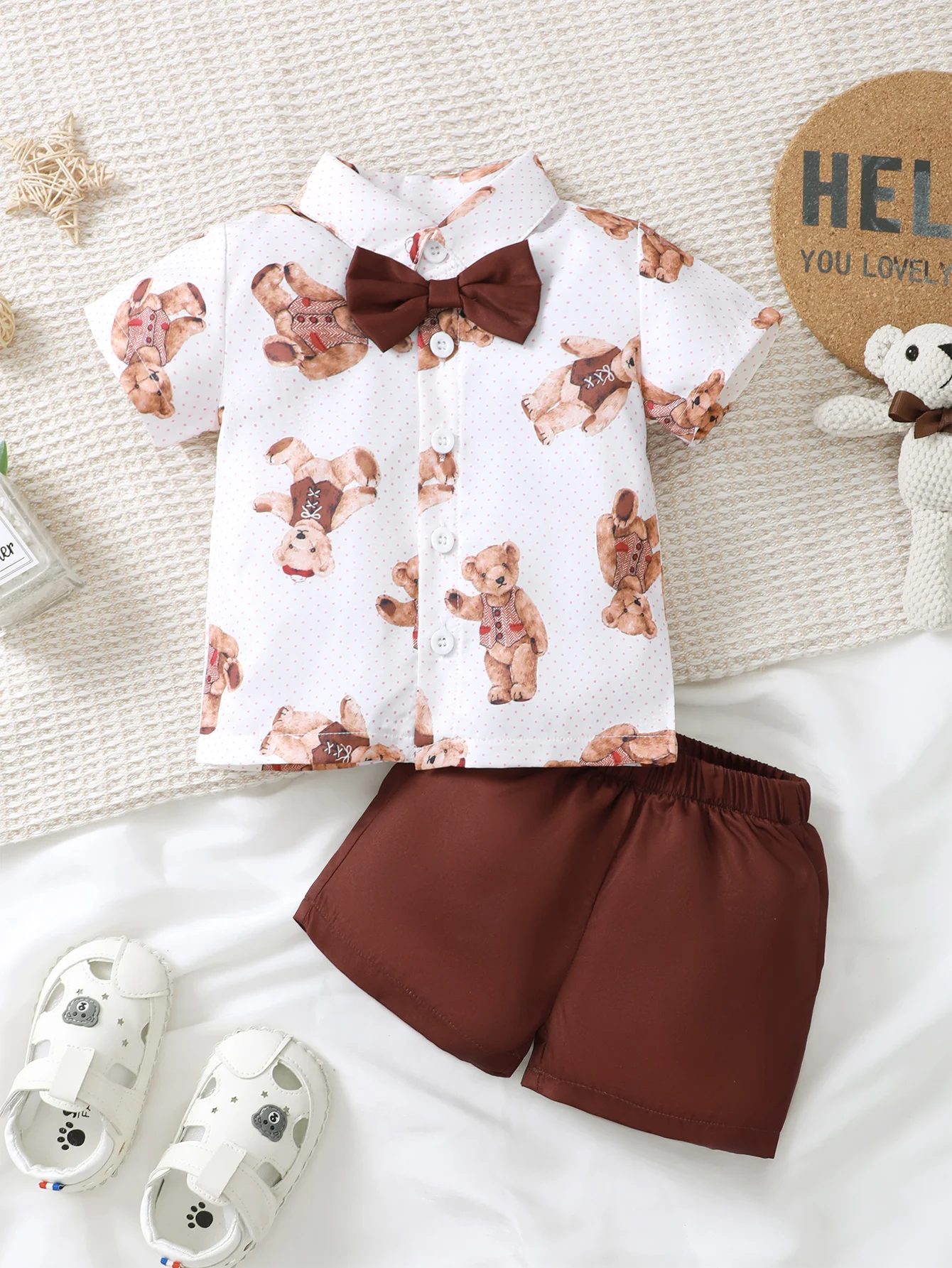 

Летний костюм джентльмена с медведем для мальчиков, комплект из двух предметов, рубашка с белым медведем, коричневый галстук-бабочка, одинаковые шорты, элегантный милый наряд для детей
