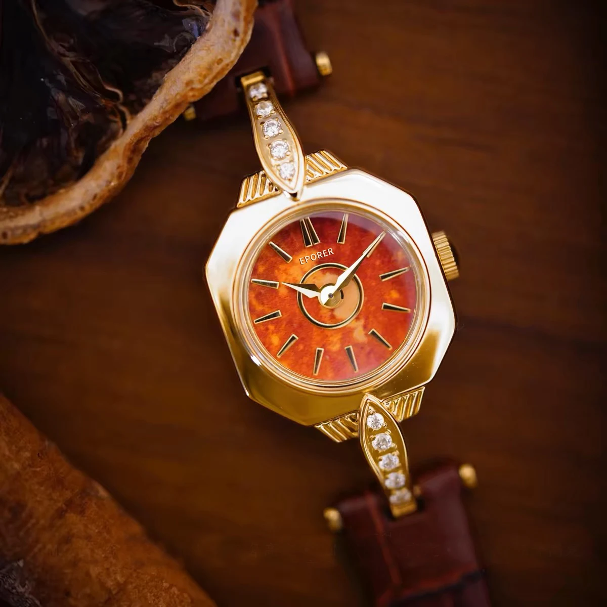 

Medieval watch for women, retro small and exquisite women's workplace quartz watch