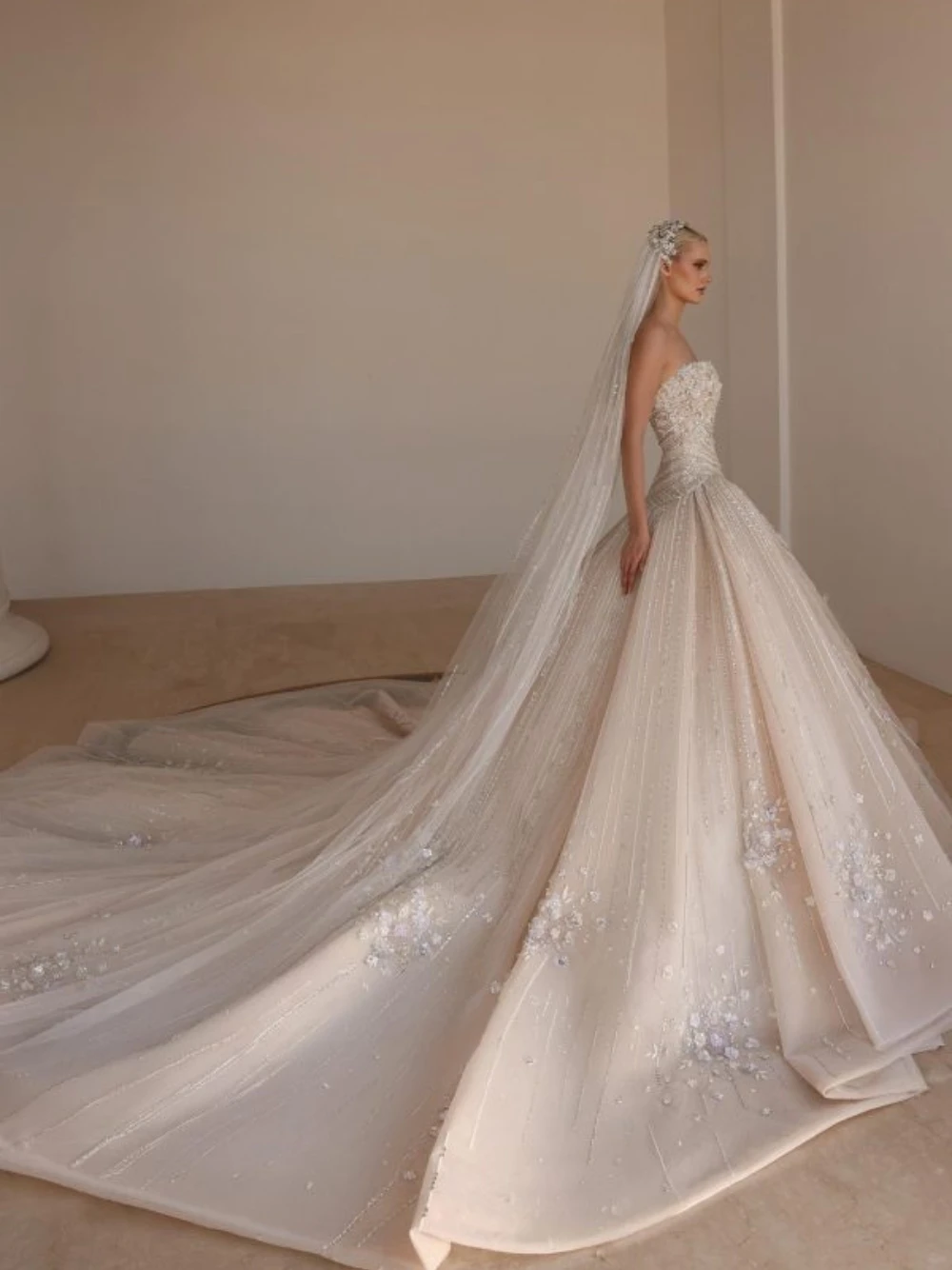 فستان زفاف فاخر مطرز بالزهور مخصص للأميرة بدون حمالات كريستال فستان زفاف أنيق ملابس عروس نسائية براقة