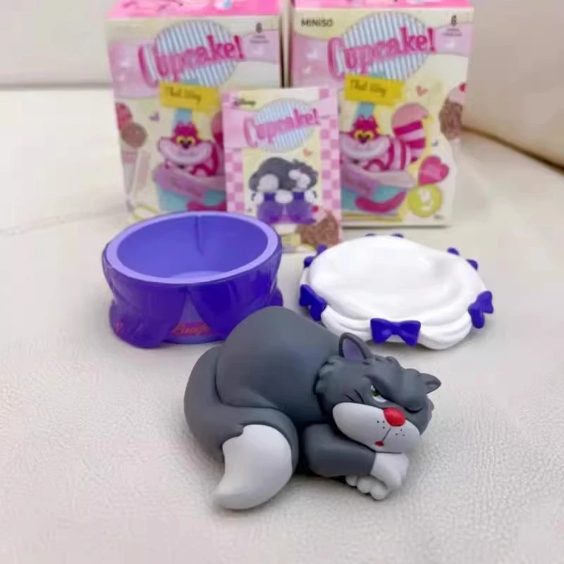 Caja ciega de la serie Cupcake de Disney, adornos de muñecas de moda alrededor de Lucifer Dumbo Cheshire Cat Mary Cat