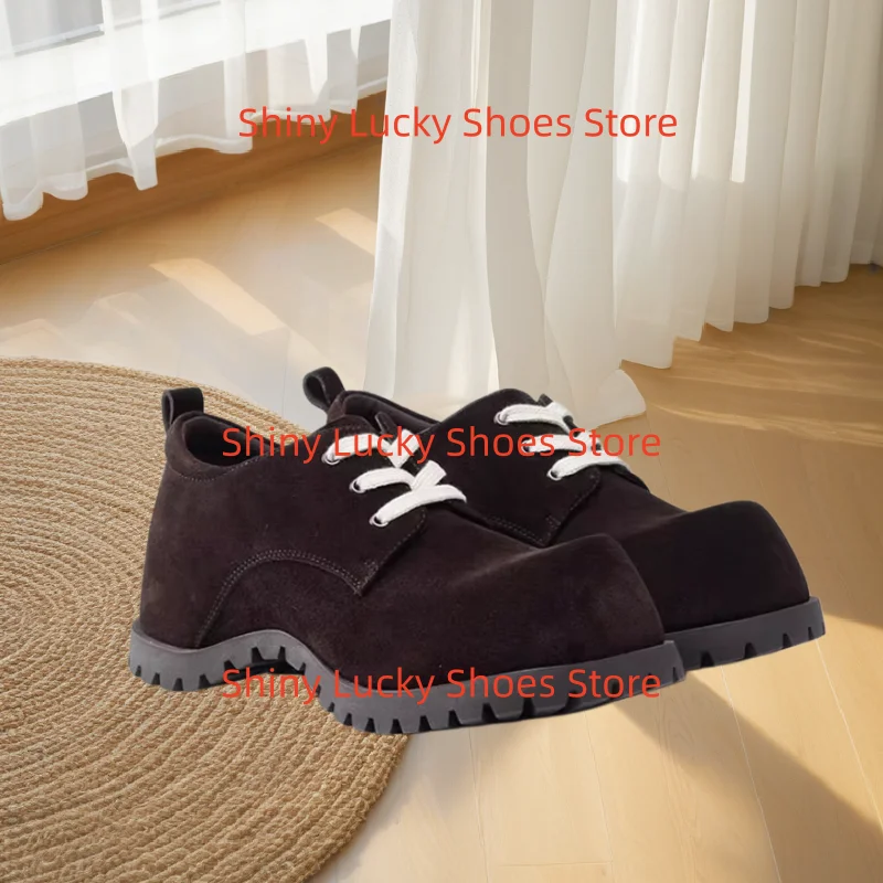 

Женские туфли с перекрестными ремешками, круглым носком, на массивном низком каблуке, с декоративными швами, однотонные, с прострочкой