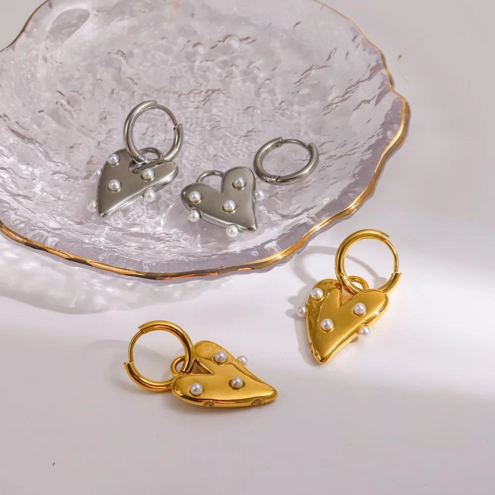 Herzförmige Ohrringe für Damen mit kleinen Perlen, aus Edelstahl, modischer Schmuck, Accessoire, Geschenk. – Detail 2