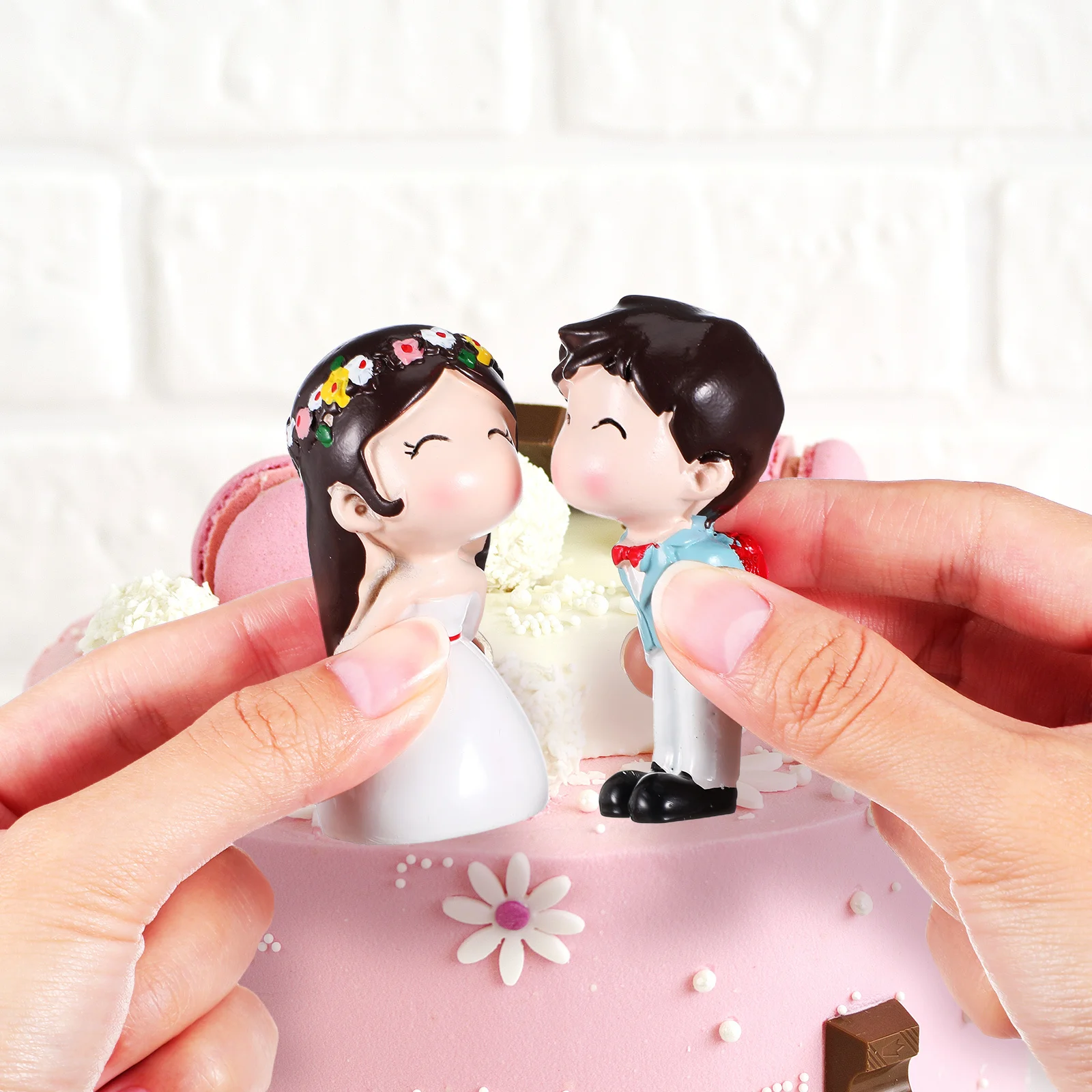 

1Pair Wedding Cake Ornament Stylish Kiss Couple Design Safe Creative Gift Friends Kiss Couple Decoration