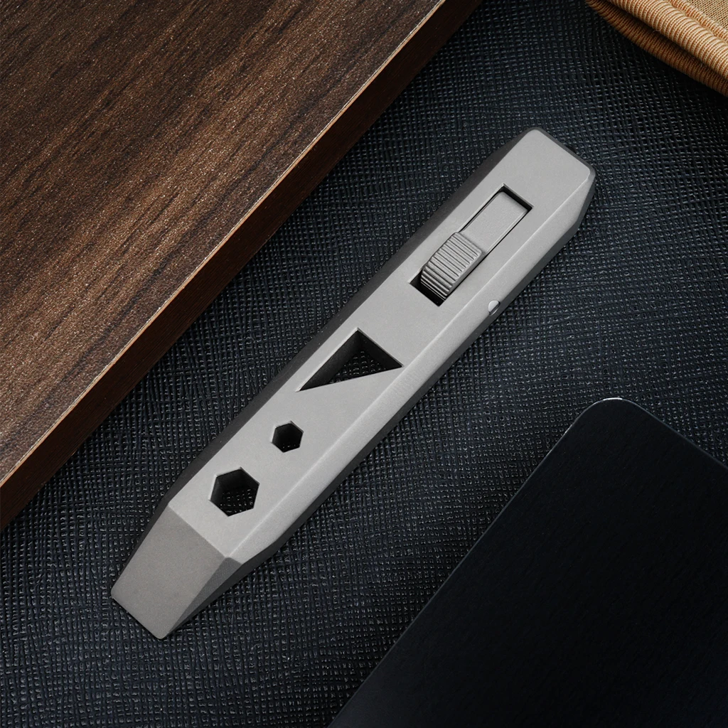 

Многофункциональный инструмент-рычаг с открывалкой для бутылок и прочной конструкцией из титанового сплава, подходит для использования дома и в автомобиле.