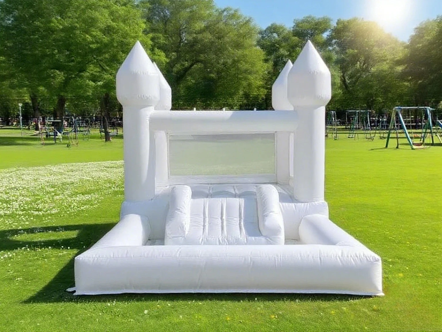 Casa di rimbalzo bianca al 100% in PVC morbido per bambini con pallina scorrevole Personalizzazione del partito Mini castello gonfiabile gonfiabile con ventilatore
