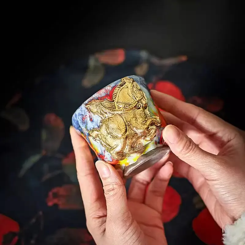 

Чайная чашка с ручной росписью и золотым ободком, керамический чайный набор, элегантная чаша из каменной глины с тонкой ручной работой и традиционной техникой.