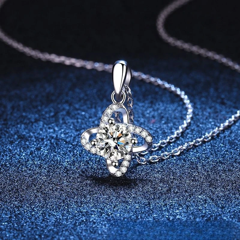 

Platinum PT950 18K Gold Pendant, Women's 1-carat Moissanite Pendant, Classic Petal Clover Necklace, Moissanite Diamond Necklace