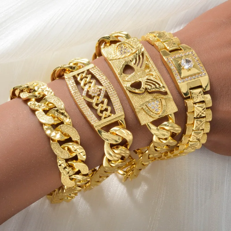 

New Hollow Out Butterfly Cuban Link Bracelet, Bling Rhinestone Inlaid, Luxury Gold Plated Flat Tag Design, Hip Hop Fashion Unise
