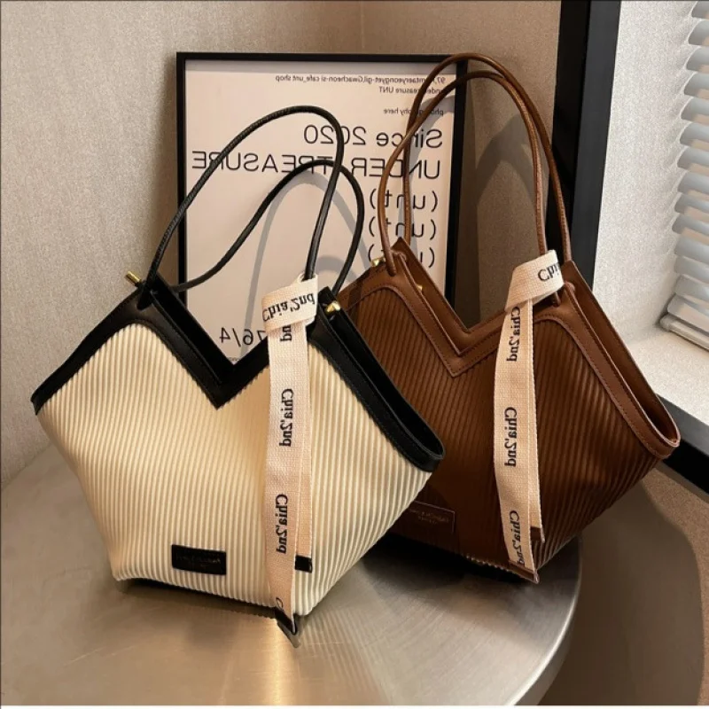 

New Vertical Stripe Women's Bag French Casual Bag Korean Commuter Fashion Shoulder Bag Large Heart-shaped Tote Bag
