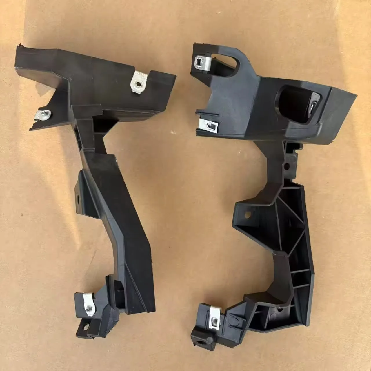 High position wheel hub eyebrow bracket on both sides