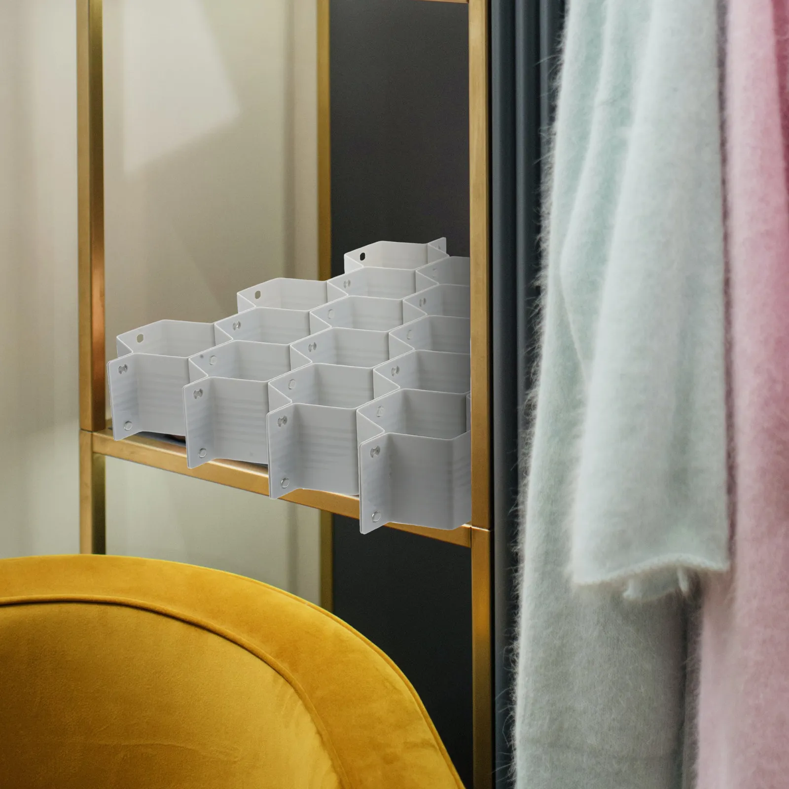 

Набор пластиковых разделителей для ящиков: регулируемые органайзеры с сетчатой структурой для носков, нижнего белья, косметики – простые в использовании