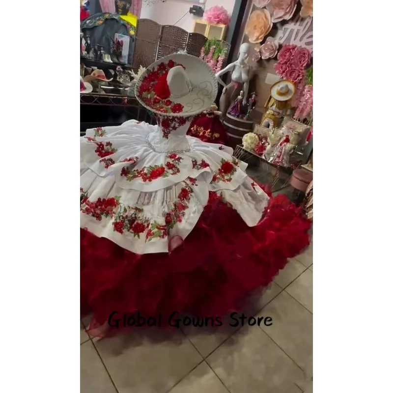 ชุดเดรสงาน Quinceanera สีขาวแดงสไตล์เม็กซิกัน ปี 2025 หรูหรา คอวี ปักลายดอกไม้ ระบาย แต่งคอร์เซ็ท  แบบสั่งตัด  ชุดเดรสสำหรับงานฉลองอายุ 15 ปี
