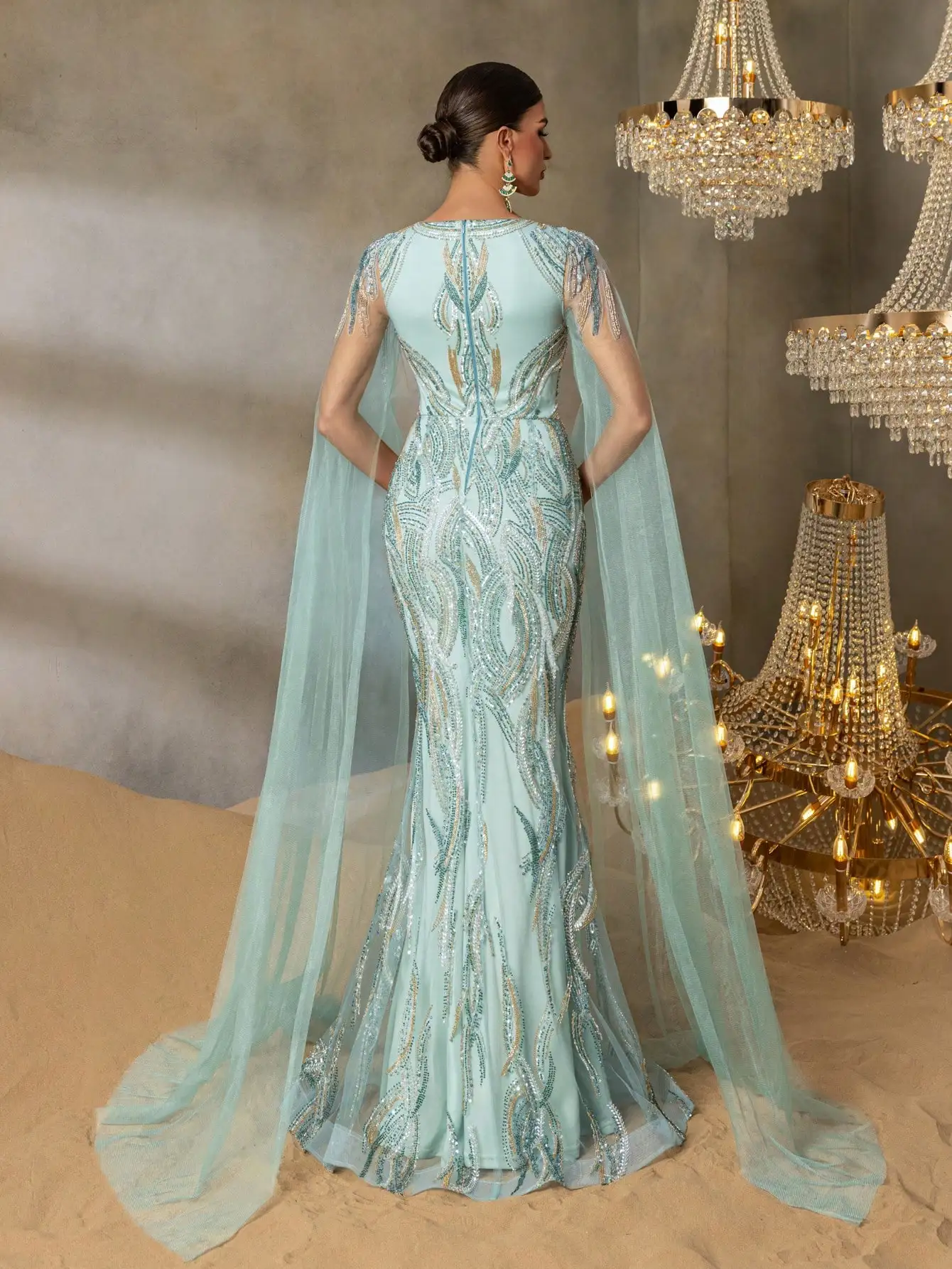 Opulentes, perlenbesetztes Abendkleid mit V-Ausschnitt, bodenlangen transparenten Ärmeln, Meerjungfrau-Silhouette und dramatischer Schleppe