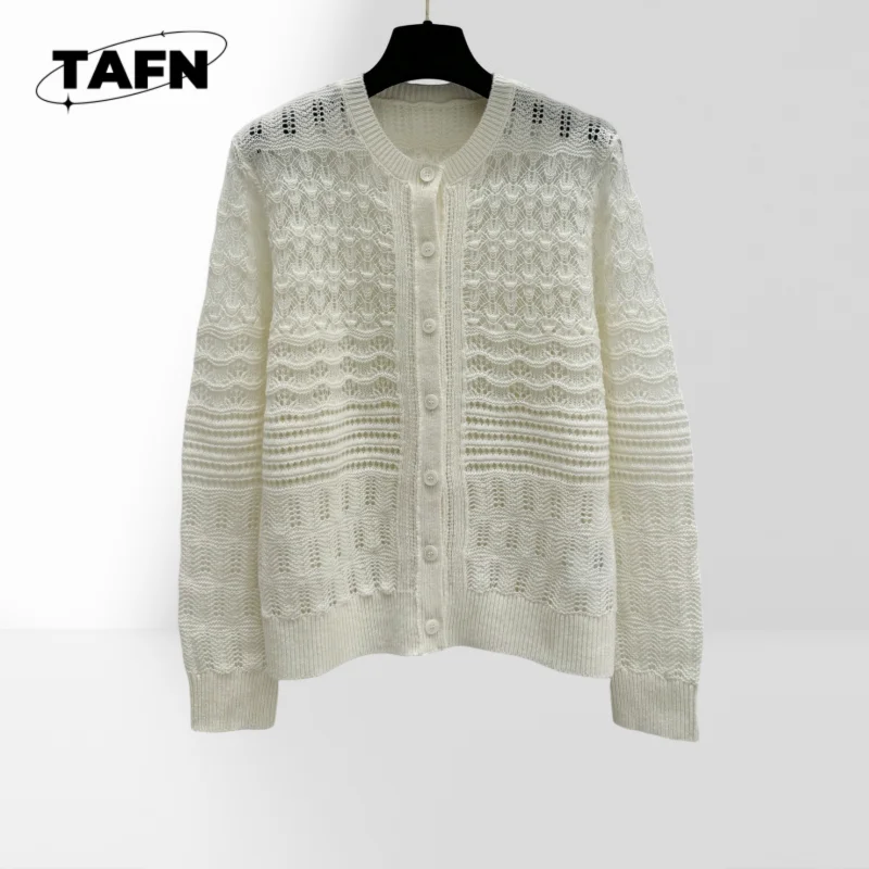 

Retro Cashmere Cardigan Sweater – Cozy and Elegant for Casual Outings Premium Retro-Inspired Cashmere Cardigan AI1526