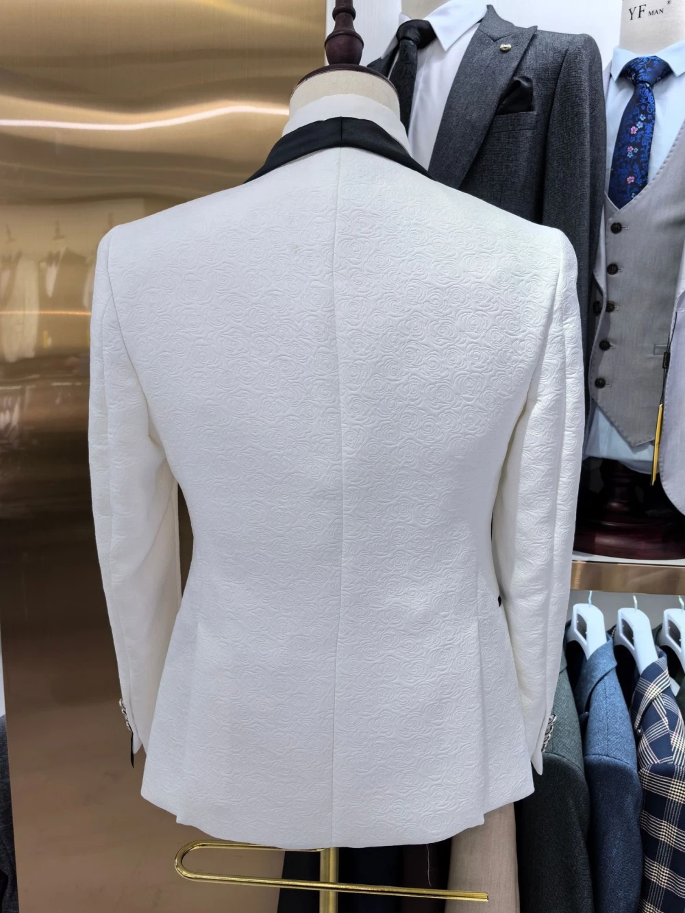 Abito jacquard bianco di classe Set 3 pezzi Blazer Gilet Pantaloni per uomo Scialle personalizzato Risvolto Abiti da uomo Smoking per festa di nozze