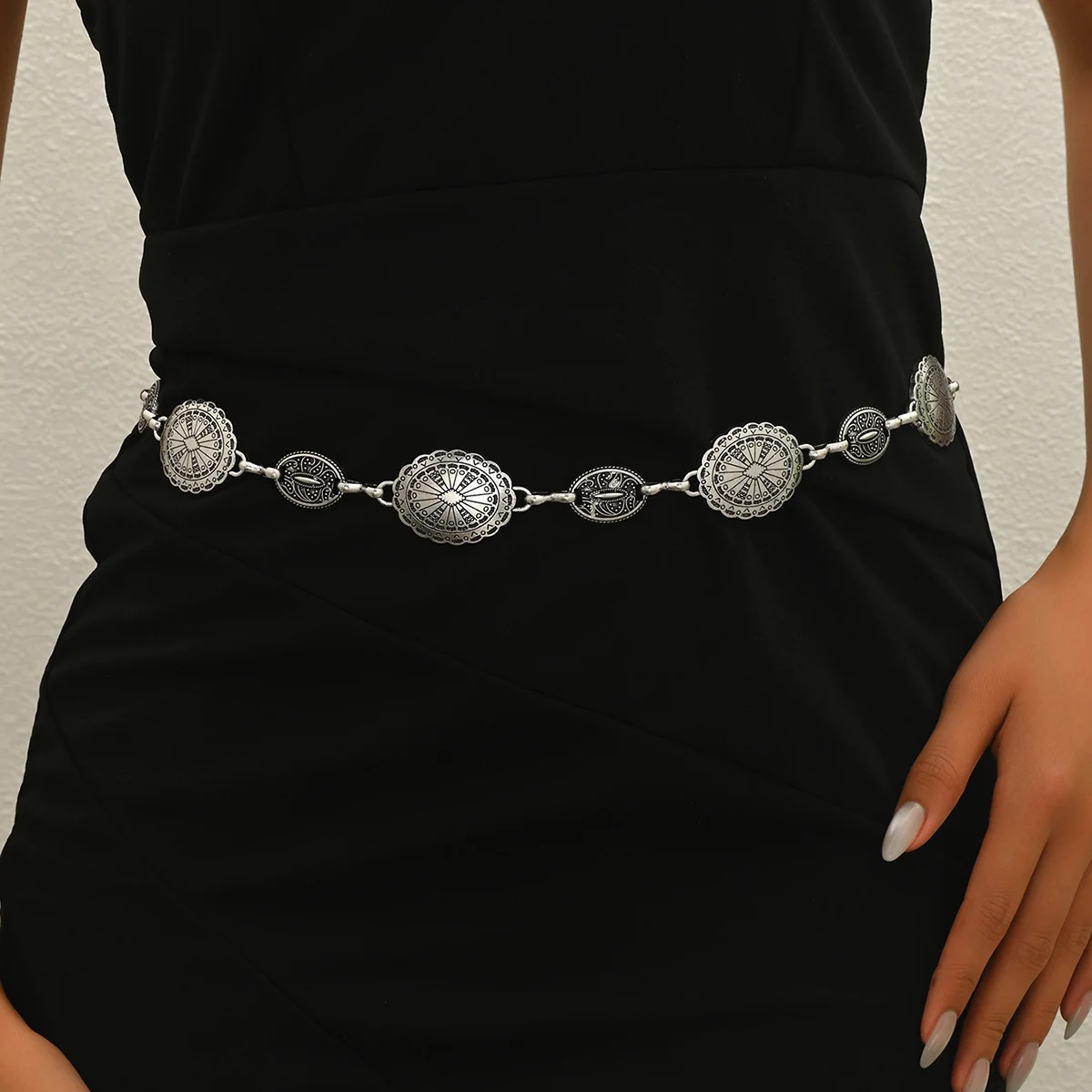 Vintage Oval Craved Metal Waist Chain dla kobiet w stylu retro Wykwintne pozłacane łańcuszki do paska Modna biżuteria na ciało Prezenty — zdjęcie 5