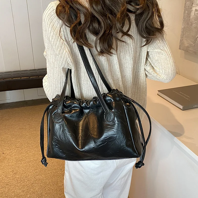 

Fold draw rope bundle mouth large bag female new Korean version fashion simple fold bucket bag senior sense shoulder bag