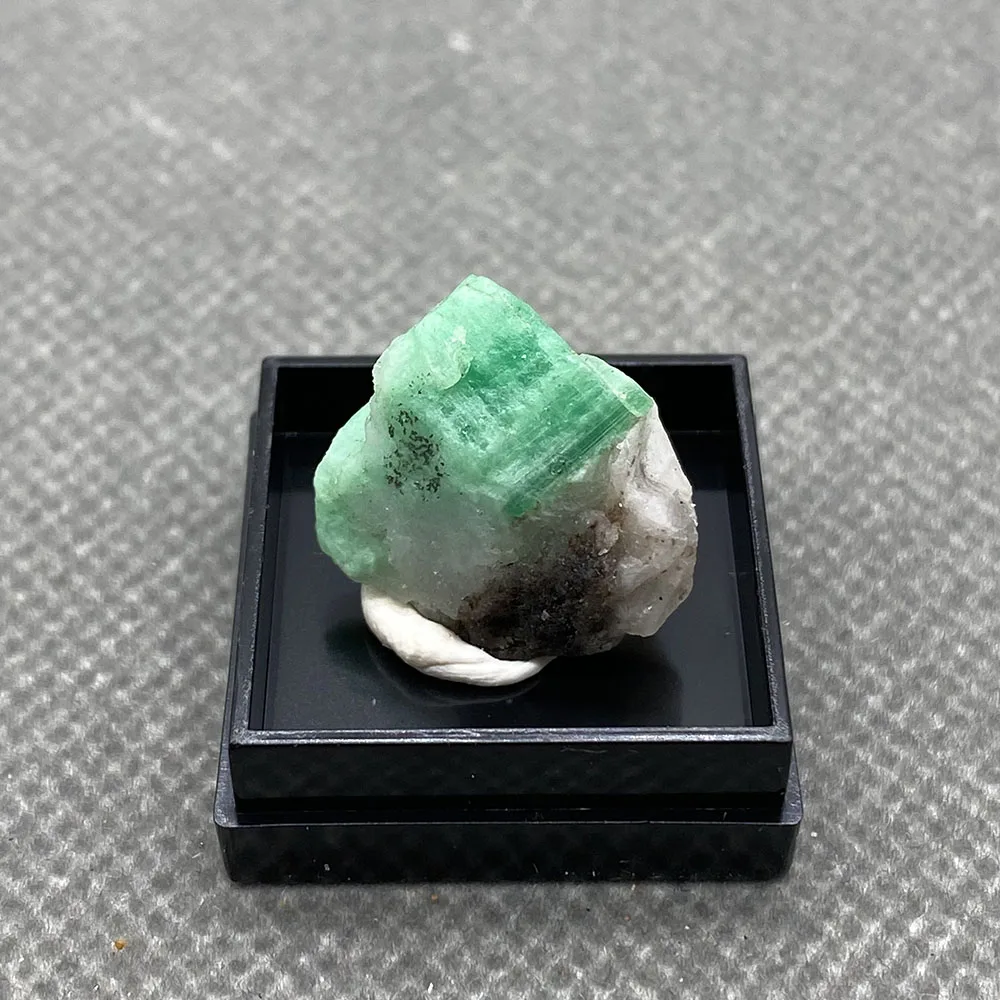 100% Natural green emerald mineral gem-grade crystal specimens stones and crystals quartz crystals +Box 37*27*25m\'m