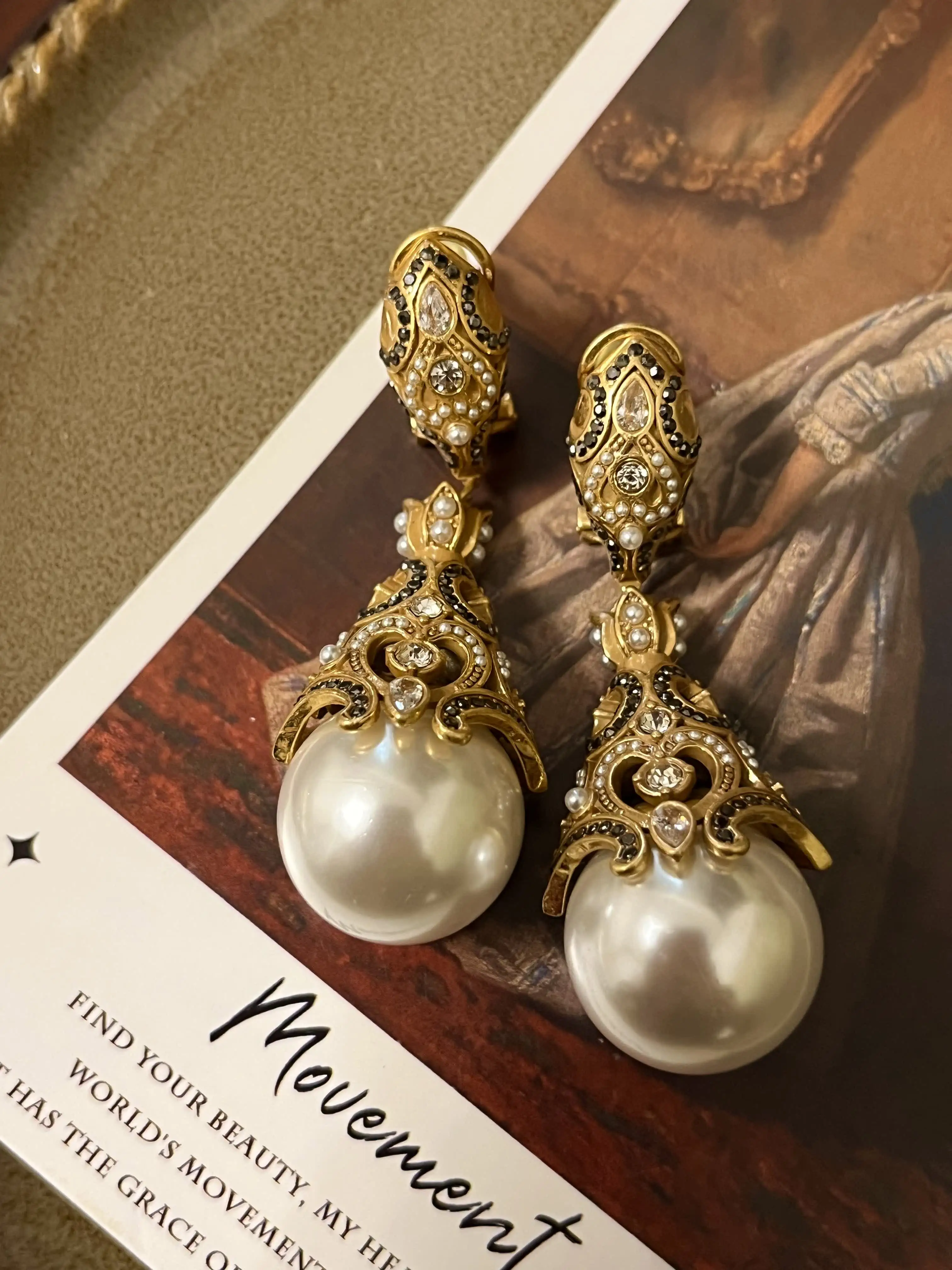 

Elegant Retro Snake Pearl Stud Earrings for Women hollow Classic French Design Fashion Jewelry Accessory