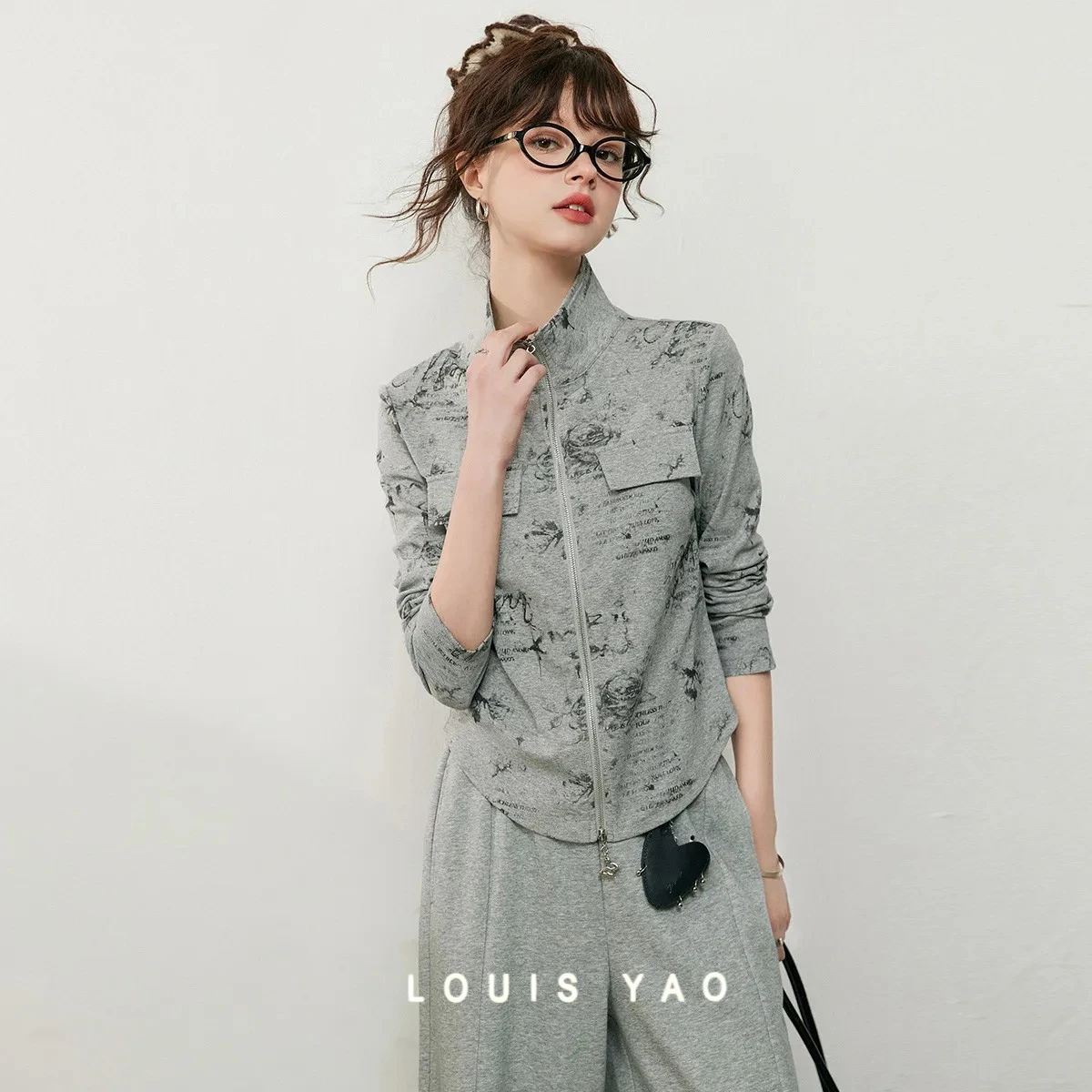 

LOUIS YAO Zipper Cardigan Long-Sleeve Tees 2025 Autumn New Stand-Up Collar Print Pockets Women's T-Shirt Casual Women Top