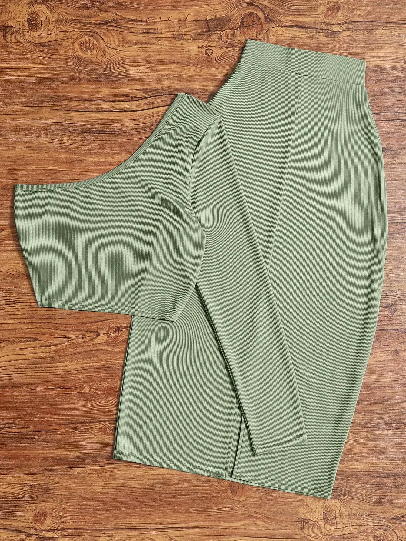 Dames set in saliegroen met geribbelde stof, bestaande uit een asymmetrisch topje en een lange rok, casual outfit voor de herfst