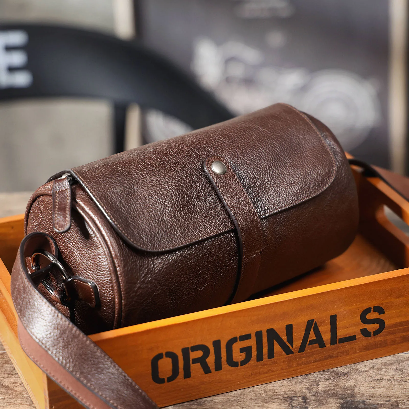 Echte Leder-Umhängetasche für Herren, Zylindertasche, schlicht, aus hochwertigem, pflanzlich gegerbtem Rindsleder, modisch und lässig – Detail 10