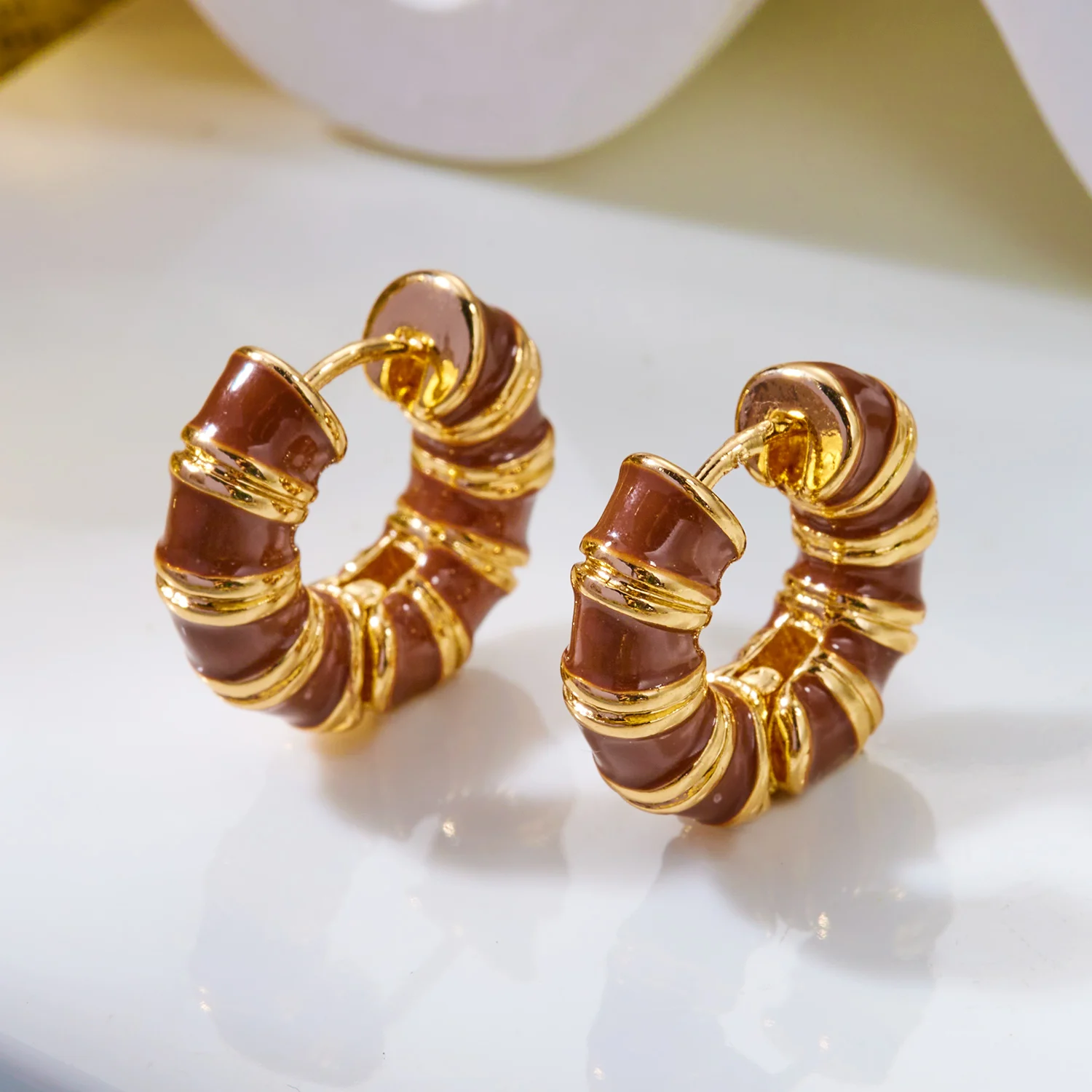Elegante schwarze Emaille-Creolen für Damen – Trendige geometrische Bambusknoten-Kreisohrringe – Ästhetischer Partyschmuck als Geschenk – Detail 6