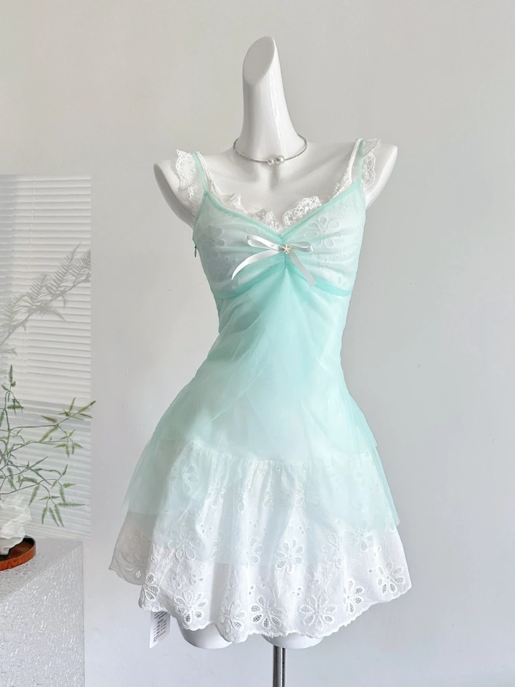 2025 Estate Coreana Moda Vacanza al mare Set da 2 pezzi Donna Fiocco Grembiule trasparente + Elasticità Abito sottoveste Casual Chic Abiti in pizzo