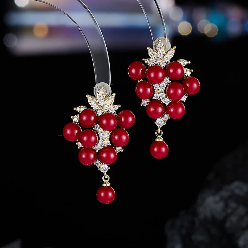 

Elegant Minimalist Grape Cluster Pearl Micro Inlaid Zircon S925 Silver Needle Light Luxury High-end Style Earrings