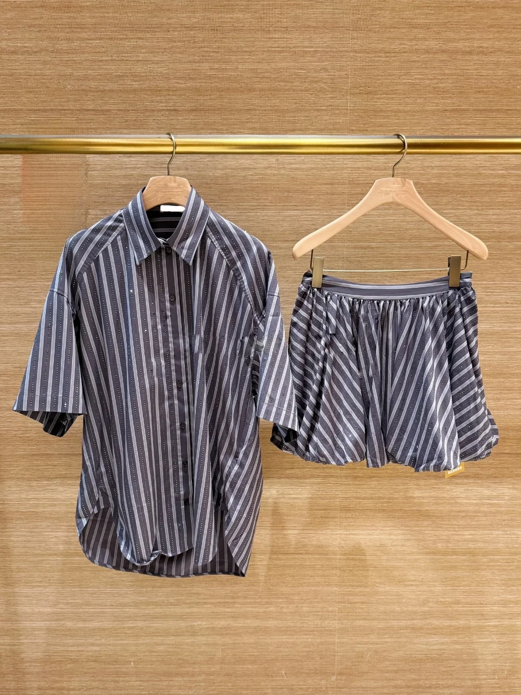 

Комплект Heidd 2025: Рубашка и юбка в студенческом стиле, ранняя осень, с коротким рукавом, украшенный стразами, в полоску, модный ансамбль для женщин