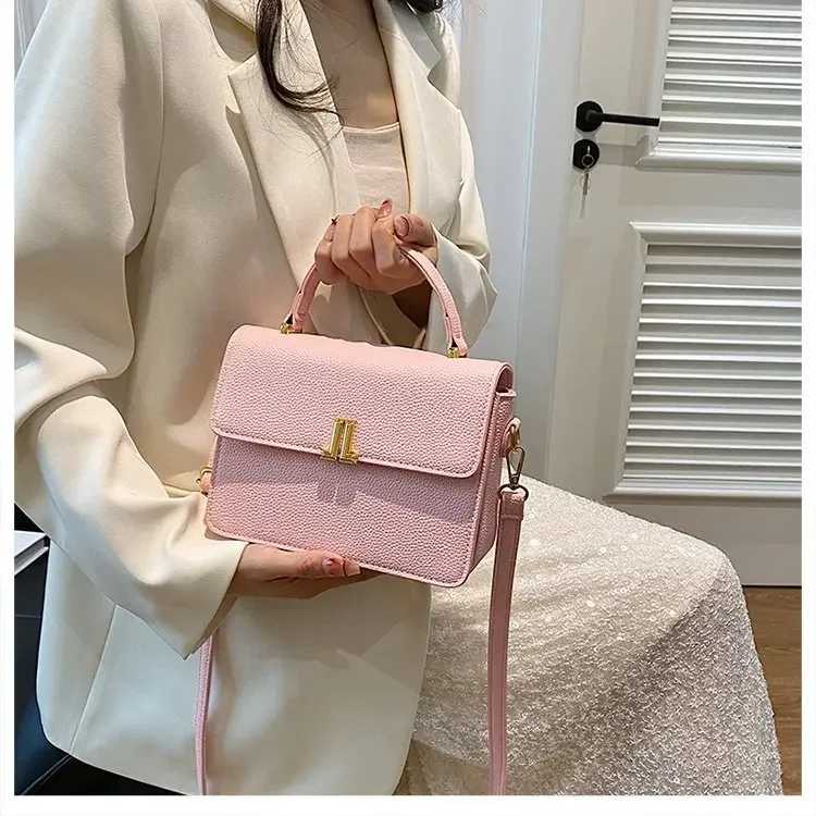 

Лето 2025. Новинка! Высококачественная женская однотонная маленькая квадратная сумка, многослойная портативная сумка-мессенджер с элегантным темпераментом