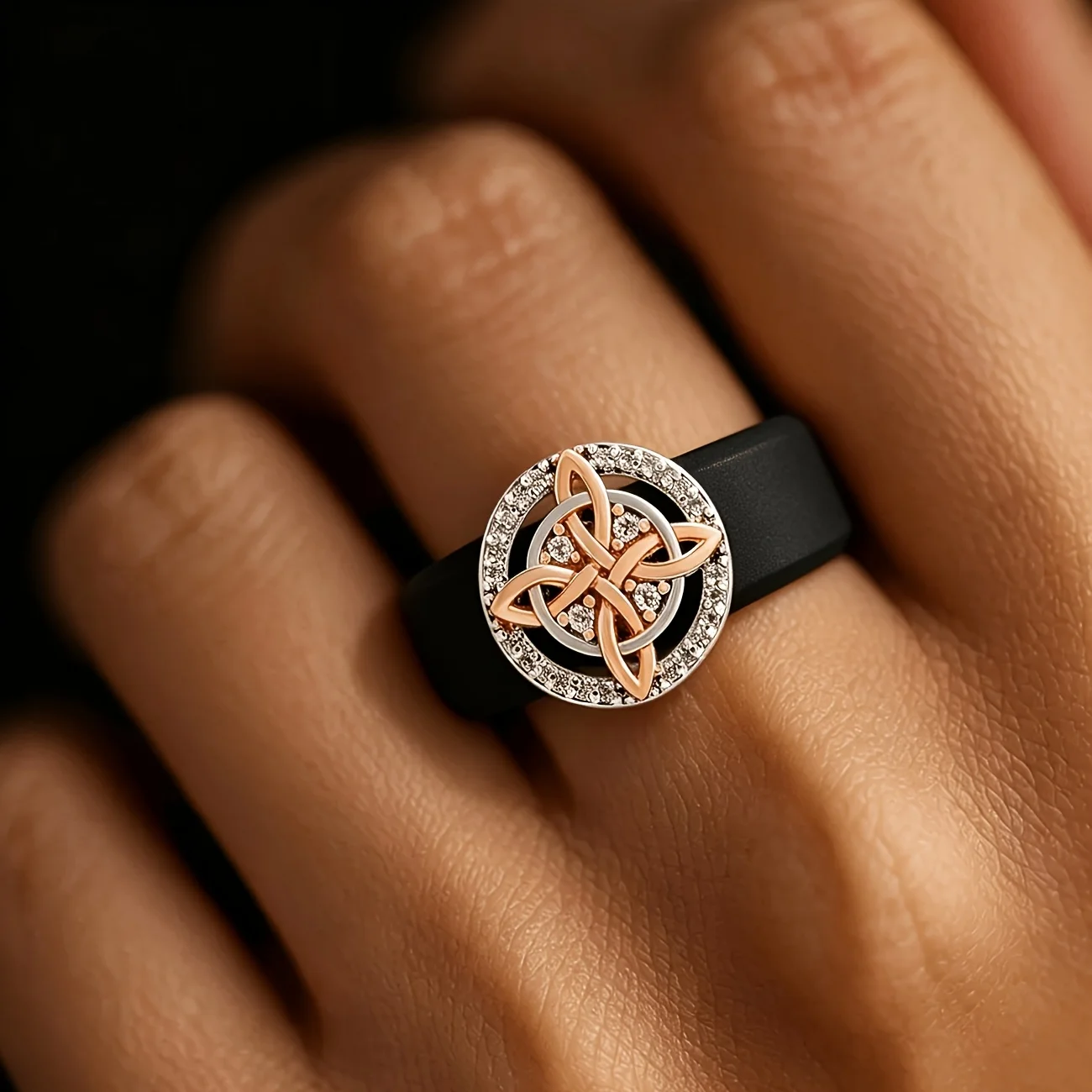 Vintage schwarzer weicher Silikonring, Hexen-Keltischer Knoten mit Zirkonia-Einlage, irisches Glücks-Hochzeits-Sportring – Detail 4