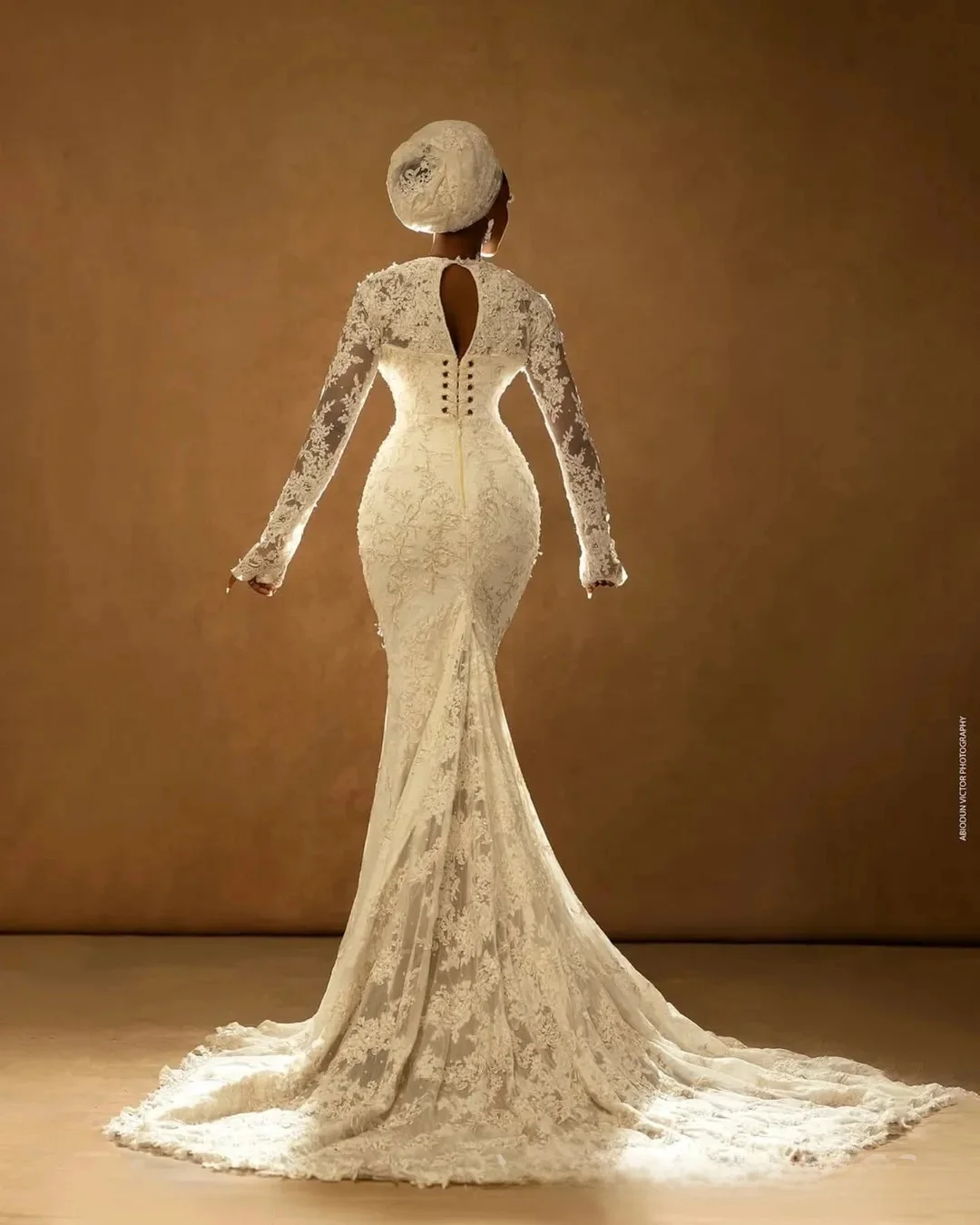 Robe De mariée personnalisée en dentelle, col rond, manches longues, avec traîne De balayage, Corset au dos, Robe De mariée arabe