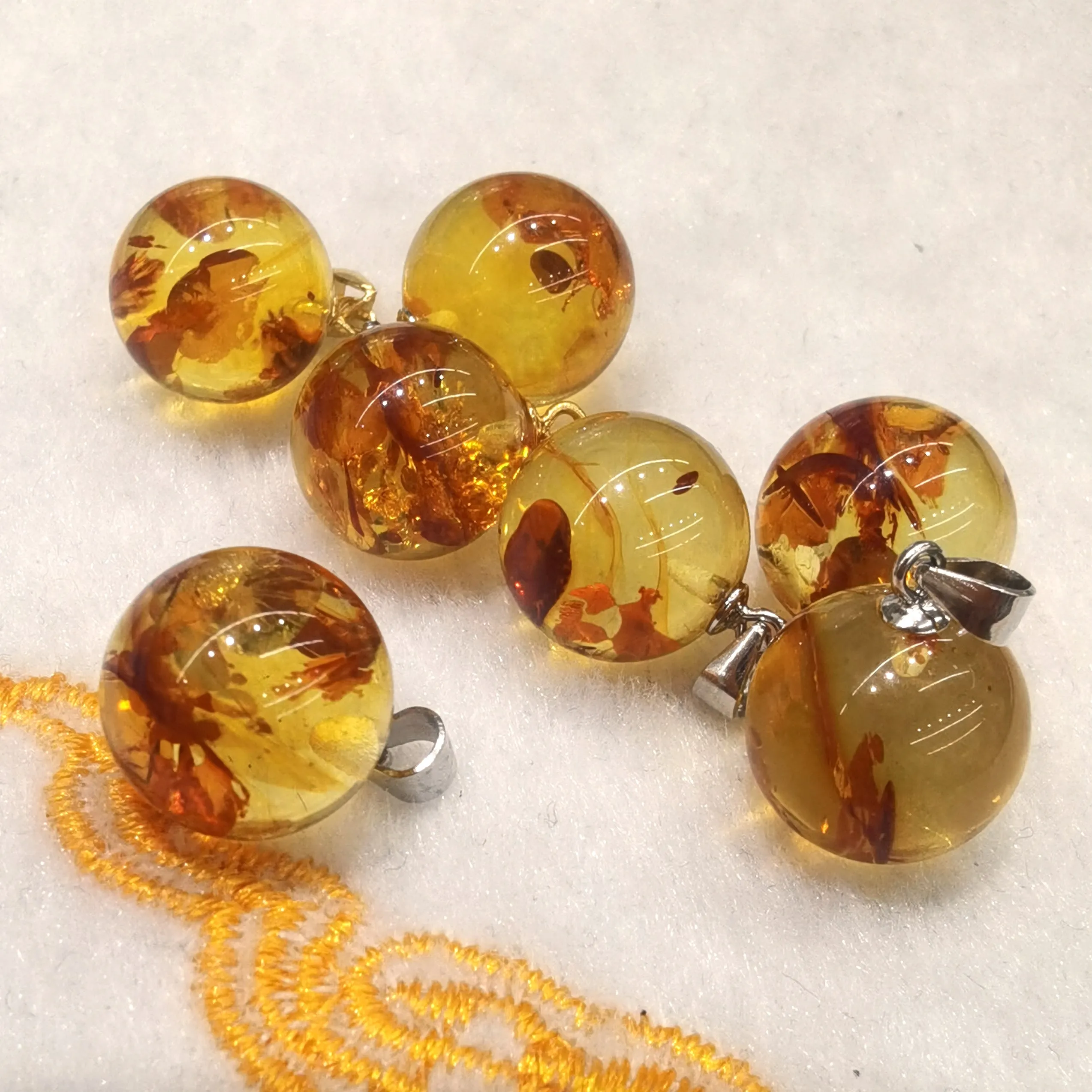 

Natural Piebald Amber Round Pendant Jewelry Red Yellow Amber Gemstone Fashion Bead Mini Ball Pendant Necklace