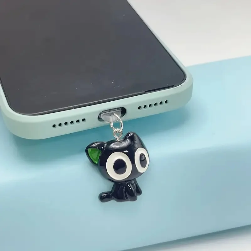 Penutup Pelindung Port Pengisian Daya Ponsel dengan Desain Kucing Bermata Besar yang Lucu untuk Konektor IPhone/Type-C/Android