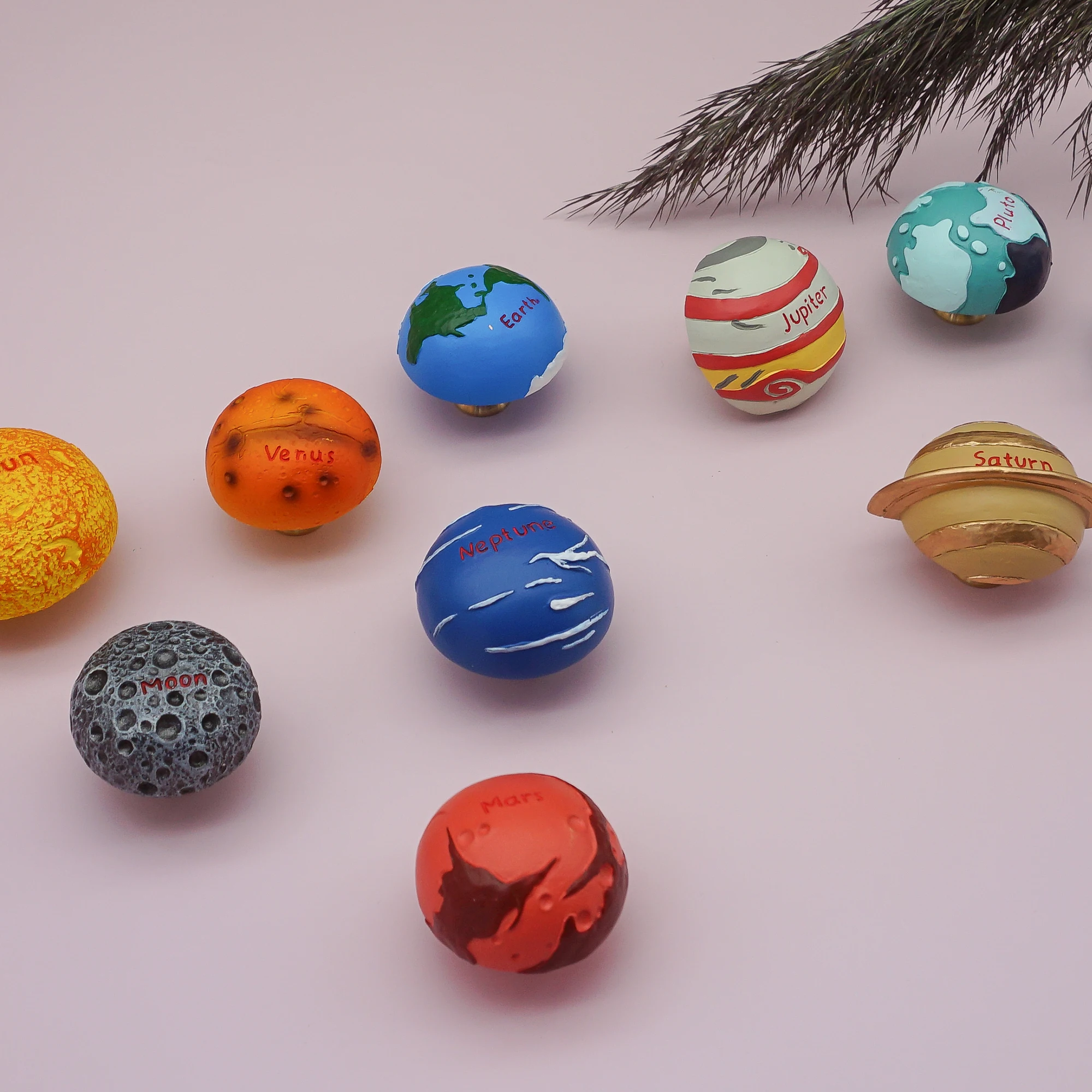 Симпатичные ручки шкафа в форме планеты для детской комнаты, домашний декор, ручки для шкафа, смола с латунными красочными мебельными ручками, 1 шт.